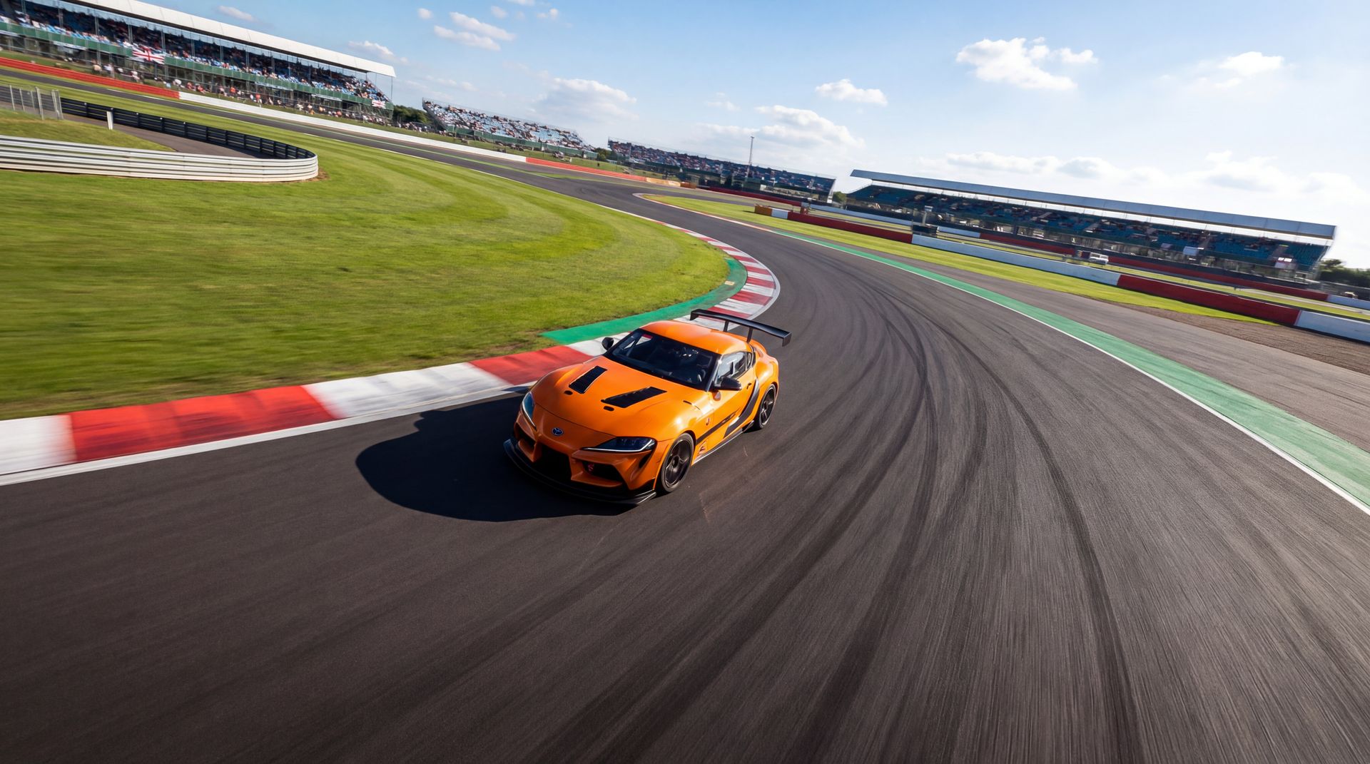 小欣奈赛道视频实拍：丰田Supra赛道圈速测试与性能测评